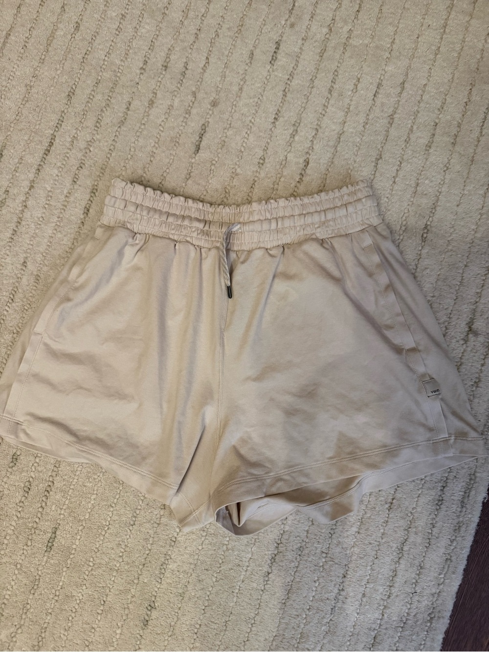 Vuori Halo Performance Shorts - Cream